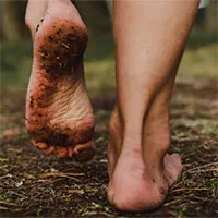 Vì sao đi chân trần tốt cho sức khỏe?
