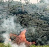 Dung nham nuốt chửng nhà dân ở Hawaii