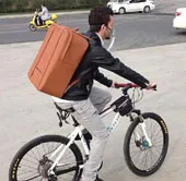Đeo bình lọc khí đi làm