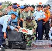 Vì sao hộp đen máy bay AirAsia được ngâm trong nước ngọt sau khi vớt?