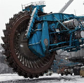 Chiếc cưa máy khổng lồ có thể san phẳng cả ngọn núi than