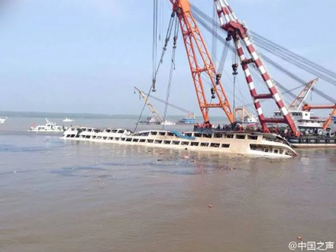Trung Quốc lật ngược tàu chìm thế nào?