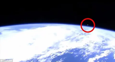 NASA vô tình "để lộ" video 3 vật thể bí ẩn rời khỏi Trái đất