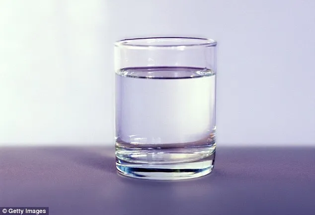 Nước lọc để lâu có thể bị "thiu"
