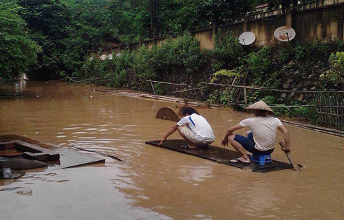 Sơ tán khẩn cấp hàng trăm hộ dân tránh lũ ở Thanh Hóa