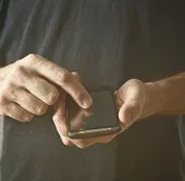 Vừa đi vừa nhắn tin làm hỏng tư thế