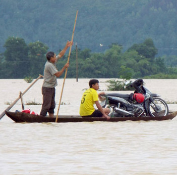 Miền Trung lũ lên nhanh, 5 người chết