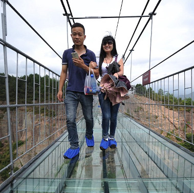 Dựng tóc gáy với cây cầu bằng kính ở vực sâu