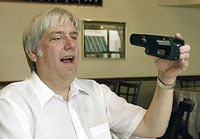 Máy cầm tay giúp người mù đọc báo in