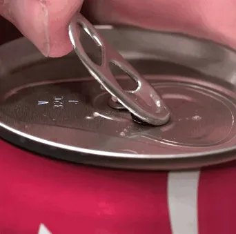 Tại sao nói nắp lon Coca là một phát minh siêu phàm?