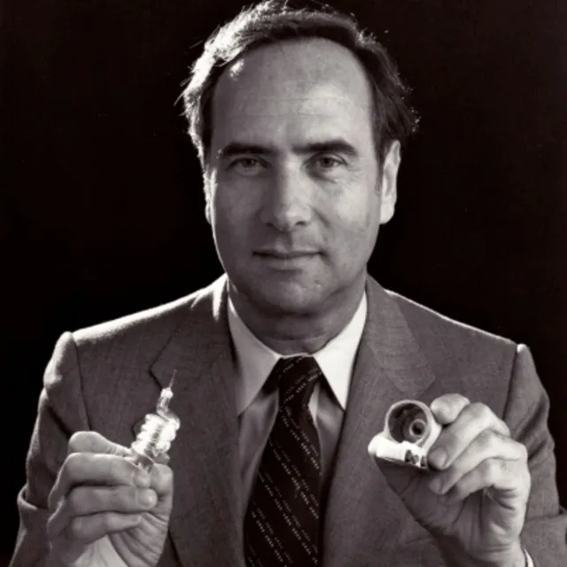 Theodore Maiman - cha đẻ của tia laser đầu tiên trên thế giới.
