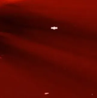 Phát hiện vật thể lạ nghi là UFO bay ngang qua Mặt Trời