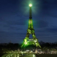 Tháp Eiffel bất ngờ chuyển qua màu xanh vì biến đổi khí hậu