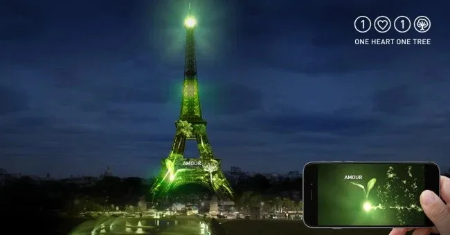 Tháp Eiffel bất ngờ chuyển qua màu xanh vì biến đổi khí hậu