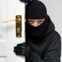 Nên giả vờ ngủ nếu có trộm vào phòng