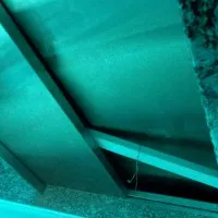 Vì sao cửa thang máy mở khi không có cabin?
