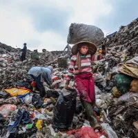 Bên trong "núi rác" nuôi sống 5.000 người dân nghèo Indonesia