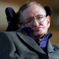 Stephen Hawking: Con người nên tận dụng năng lượng của hố đen để tạo ra điện