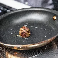 Miếng thịt viên chiên nhân tạo đầu tiên trên thế giới