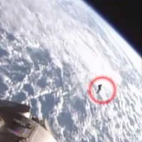 UFO lờn vờn gần Trạm Vũ trụ Quốc tế?