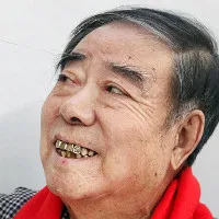 Người có lông mày dài nhất thế giới