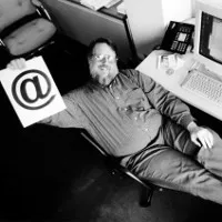 Người đã phát minh ra email vừa qua đời ở tuổi 74