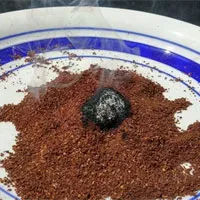 Điều kì diệu gì sẽ xảy ra khi ta đốt bột cà phê trong nhà?