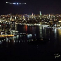 Solar Impulse 2 bay trên bầu trời và hạ cánh New York