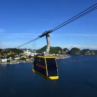 Cáp treo "xe bus hai tầng" lơ lửng trên vịnh Hạ Long
