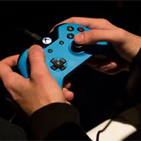 Nhắn tin và chơi game thường xuyên làm mòn các khớp xương