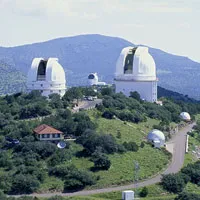 Tiến sĩ NASA: Có một hạm đội UFO đang "trú ẩn" ở Mặt Trăng