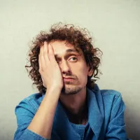 Tại sao có câu "căng da bụng, chùng da mắt"?