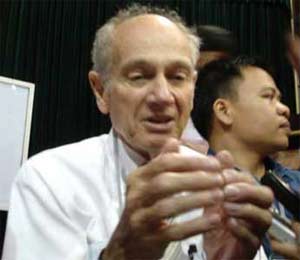 GS Jim Cronin: Hãy theo đuổi đam mê khoa học!