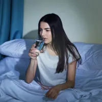 Tại sao chúng ta thường cảm thấy khát nước trước khi đi ngủ?