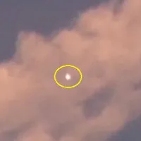 Đốm sáng UFO làm tan đám mây xung quanh khi bay qua