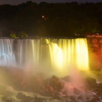 Ngắm thác nước Niagara hùng vĩ đổi màu kỳ ảo