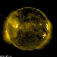 Kỳ quái UFO "hút năng lượng" từ mặt trời