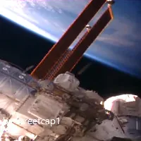 Video: UFO hình điếu thuốc nháy sáng bay gần trạm ISS