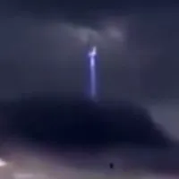 Phát hiện UFO đi "đường tắt vũ trụ" xuống Trái đất?