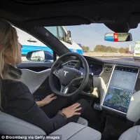 Xe Tesla có thể "né" tai nạn phía trước chỉ trong vài tích tắc