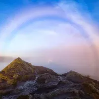 "Bóng ma" giữa cầu vồng sương mù ở Scotland