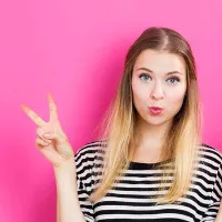 Cứ giơ chữ "V" khi chụp ảnh đi, bạn có thể bị "hack" dấu vân tay ngay tắp lự