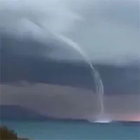 Video: UFO nghi hút nước biển Địa Trung Hải bằng vòi rồng