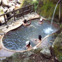 Vì sao người Nhật đội chiếc khăn nhỏ mỗi khi tắm "khỏa thân" suối nước nóng?