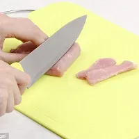 Nguy hiểm "chết người" rình rập từ việc dùng thớt nhựa