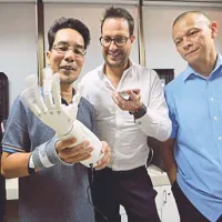 Thầy giáo Malaysia chế chi giả điều khiển bằng giọng nói