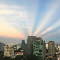 Tia nắng hình rẻ quạt gây chú ý trên bầu trời Sài Gòn