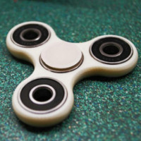 Cách chơi fidget spinner, thú vui xả stress đang khiến dân tình điên đảo