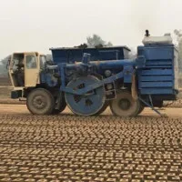 Video: Cỗ máy "quái vật" sản xuất 300 viên gạch mỗi phút