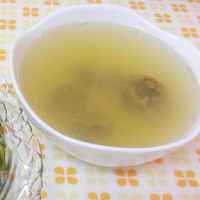 Vì sao vắt chanh vào rau muống, nước chuyển màu đỏ?